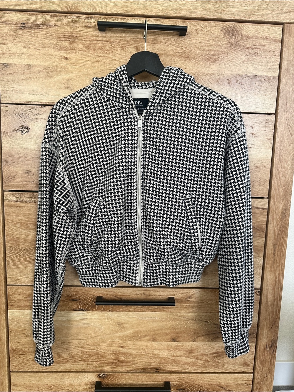 Abercrombie & Fitch Black and White Houndstooth Zip Hoodie